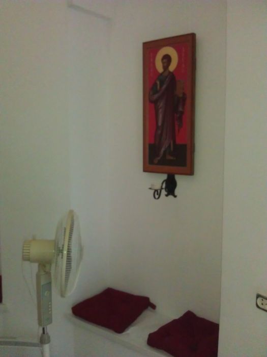 икона святого апостола и евангелиста Луки, для храма-часовни при Первом Московском хосписе. Фото в интерьере