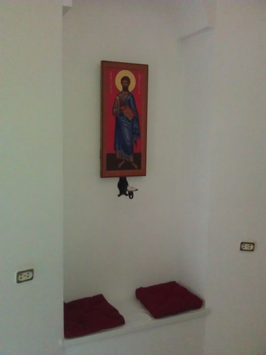 Икона святого апостола и евангелиста Марка, для храма-часовни при Первом Московском хосписе. Фото в интерьере